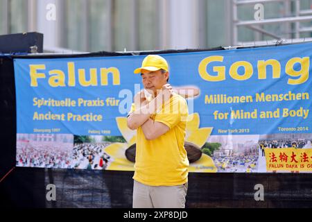 Falun-Gong-Anhänger protestieren auf der Domplatte gegen staatlich organisierte Organraub in China an lebende Falung-Gong-Praktizierenden und Regime-Gegnern. Laute Menschenrechtsbeobachtern werden in China systematisch Menschen, hauptsächlich Anhänger von Falun Gong, Uiguren, Tibeter und Hauskirchen-Gläubiger, interniert und ermordet, um Organe für das Transplantationssystem zu erhalten. Köln, 03.08.2024 NRW Deutschland *** Falun Gong Praktizierende protestieren auf dem Domplatz gegen den staatlich organisierten Organraub an lebenden Falun Gong Praktizierenden und Regimegegnern in China Stockfoto