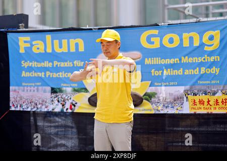 Falun-Gong-Anhänger protestieren auf der Domplatte gegen staatlich organisierte Organraub in China an lebende Falung-Gong-Praktizierenden und Regime-Gegnern. Laute Menschenrechtsbeobachtern werden in China systematisch Menschen, hauptsächlich Anhänger von Falun Gong, Uiguren, Tibeter und Hauskirchen-Gläubiger, interniert und ermordet, um Organe für das Transplantationssystem zu erhalten. Köln, 03.08.2024 NRW Deutschland *** Falun Gong Praktizierende protestieren auf dem Domplatz gegen den staatlich organisierten Organraub an lebenden Falun Gong Praktizierenden und Regimegegnern in China Stockfoto