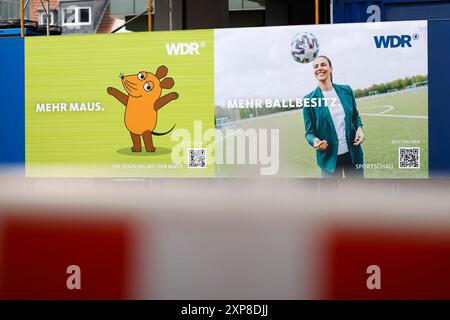 Plakate für WDR-Formate an der Baustelle für das neue WDR-Filmhaus in der Kölner Innenstadt. Um die Finanzierung des öffentlich-rechtlichen Rundfunks tobt eine hitzige Debatte. Nun will der Sender Designer-Möbel für sein Filmhaus anschaffen, die mit bis zu 4500,- Euro pro Designer-Sessel beziffert sind. Themenbild, Symbolbild Köln, 03.08.2024 NRW Deutschland *** Plakate für WDR-Formate auf der Baustelle für das neue WDR Filmhaus in der Kölner Innenstadt Herrscht hitzige Debatte über die Finanzierung des öffentlich-rechtlichen Rundfunks nun will der Sender Designmöbel für seinen Film erwerben Stockfoto
