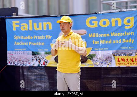 Falun-Gong-Anhänger protestieren auf der Domplatte gegen staatlich organisierte Organraub in China an lebende Falung-Gong-Praktizierenden und Regime-Gegnern. Laute Menschenrechtsbeobachtern werden in China systematisch Menschen, hauptsächlich Anhänger von Falun Gong, Uiguren, Tibeter und Hauskirchen-Gläubiger, interniert und ermordet, um Organe für das Transplantationssystem zu erhalten. Köln, 03.08.2024 NRW Deutschland *** Falun Gong Praktizierende protestieren auf dem Domplatz gegen den staatlich organisierten Organraub an lebenden Falun Gong Praktizierenden und Regimegegnern in China Stockfoto