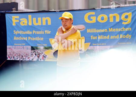 Falun-Gong-Anhänger protestieren auf der Domplatte gegen staatlich organisierte Organraub in China an lebende Falung-Gong-Praktizierenden und Regime-Gegnern. Laute Menschenrechtsbeobachtern werden in China systematisch Menschen, hauptsächlich Anhänger von Falun Gong, Uiguren, Tibeter und Hauskirchen-Gläubiger, interniert und ermordet, um Organe für das Transplantationssystem zu erhalten. Köln, 03.08.2024 NRW Deutschland *** Falun Gong Praktizierende protestieren auf dem Domplatz gegen den staatlich organisierten Organraub an lebenden Falun Gong Praktizierenden und Regimegegnern in China Stockfoto