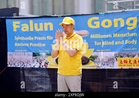 Falun-Gong-Anhänger protestieren auf der Domplatte gegen staatlich organisierte Organraub in China an lebende Falung-Gong-Praktizierenden und Regime-Gegnern. Laute Menschenrechtsbeobachtern werden in China systematisch Menschen, hauptsächlich Anhänger von Falun Gong, Uiguren, Tibeter und Hauskirchen-Gläubiger, interniert und ermordet, um Organe für das Transplantationssystem zu erhalten. Köln, 03.08.2024 NRW Deutschland *** Falun Gong Praktizierende protestieren auf dem Domplatz gegen den staatlich organisierten Organraub an lebenden Falun Gong Praktizierenden und Regimegegnern in China Stockfoto