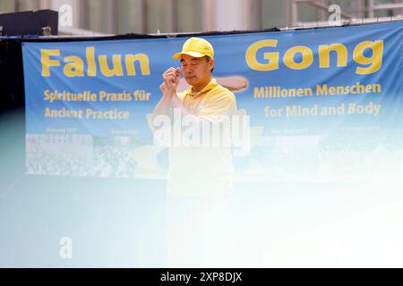 Falun-Gong-Anhänger protestieren auf der Domplatte gegen staatlich organisierte Organraub in China an lebende Falung-Gong-Praktizierenden und Regime-Gegnern. Laute Menschenrechtsbeobachtern werden in China systematisch Menschen, hauptsächlich Anhänger von Falun Gong, Uiguren, Tibeter und Hauskirchen-Gläubiger, interniert und ermordet, um Organe für das Transplantationssystem zu erhalten. Köln, 03.08.2024 NRW Deutschland *** Falun Gong Praktizierende protestieren auf dem Domplatz gegen den staatlich organisierten Organraub an lebenden Falun Gong Praktizierenden und Regimegegnern in China Stockfoto