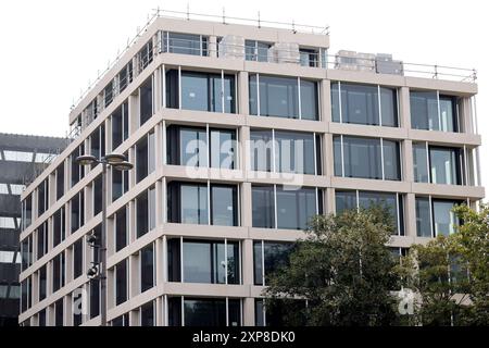 Die Baustelle für das neue WDR-Filmhaus in der Kölner Innenstadt. Um die Finanzierung des öffentlich-rechtlichen Rundfunks tobt eine hitzige Debatte. Nun will der Sender Designer-Möbel für sein Filmhaus anschaffen, die mit bis zu 4500,- Euro pro Designer-Sessel beziffert sind. Themenbild, Symbolbild Köln, 03.08.2024 NRW Deutschland *** die Baustelle für das neue WDR Filmhaus in der Kölner Innenstadt hitzige Debatte über die Finanzierung des öffentlich-rechtlichen Rundfunks nun will der Sender Designmöbel für sein Filmhaus kaufen, die auf bis zu 4.500 Euro pro DE geschätzt wird Stockfoto