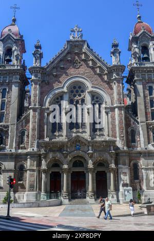 Oviedo, Spanien, 4. August 2024: Die Hauptfassade der Basilika San Juan el Real während des täglichen Lebens in Oviedo, am 4. August 2024, in Oviedo, Spanien. Quelle: Alberto Brevers / Alamy Live News. Stockfoto