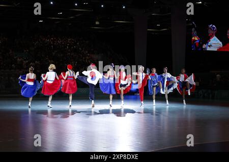 Französischer Cancan, Handball-Vorrunde während der Olympischen Spiele Paris 2024 am 4. August 2024 in der Arena Paris Sud in Paris, Frankreich Stockfoto