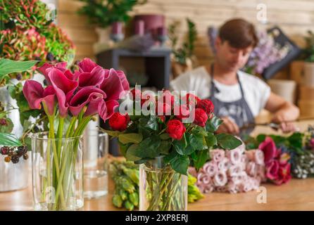 Blumengeschäft und Blumengeschäft unfokussiert Stockfoto