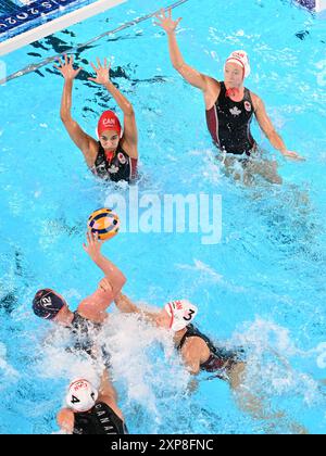 St. Denis. August 2024. Nina ten Broek aus den Niederlanden (1. L) schießt während der Vorrunde der Frauen Ein Wasserpolo-Spiel zwischen Kanada und den Niederlanden bei den Olympischen Spielen 2024 in Saint-Denis, Frankreich, 4. August 2024. Quelle: Chen Yichen/Xinhua/Alamy Live News Stockfoto