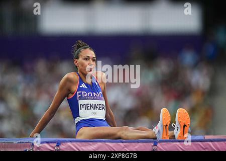 Saint Denis, Frankreich. August 2024. Olympische Spiele, Paris 2024, Leichtathletik, Stade de France, Hochsprung, Frauen, Finale, Nawal Meniker aus Frankreich reagiert. Quelle: Michael Kappeler/dpa/Alamy Live News Stockfoto