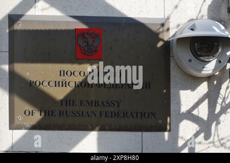 Kiew, Ukraine. August 2024. Eine Gedenktafel an der Fassade der Botschaft Russlands in Kiew während der Kundgebung, in der die Rückkehr ukrainischer Soldaten der Mariupol-Garnison aus russischer Gefangenschaft am 4. August 2024 in Kiew, Ukraine, gefordert wurde. Quelle: SOPA Images Limited/Alamy Live News Stockfoto