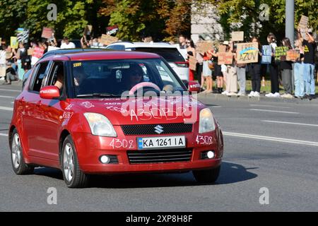 Kiew, Ukraine. August 2024. Wagen mit Inschriften während der Kundgebung, die die Rückkehr ukrainischer Soldaten der Mariupol-Garnison aus russischer Gefangenschaft am 4. August 2024 in Kiew, Ukraine, forderte. Quelle: SOPA Images Limited/Alamy Live News Stockfoto