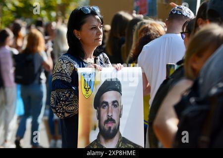 Kiew, Ukraine. August 2024. Eine Frau trägt ein Porträt ihres Sohnes während der Kundgebung, die die Rückkehr ukrainischer Soldaten der Mariupol-Garnison aus russischer Gefangenschaft am 4. August 2024 in Kiew, Ukraine, forderte. Quelle: SOPA Images Limited/Alamy Live News Stockfoto