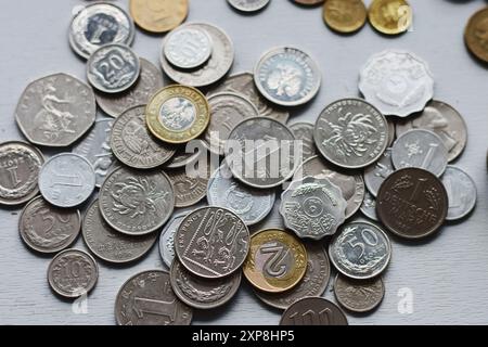 Draufsicht der gelben und weißen verschiedenen Metallmünzen auf grauem Hintergrund. Stockfoto