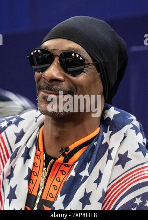 Paris, Ile de France, Frankreich. August 2024. 4. August: SNOOP DOGG beobachtet den Wettbewerb des Men's Foil Team bei den Olympischen Sommerspielen 2024 in Paris. (Kreditbild: © Mark Edward Harris/ZUMA Press Wire) NUR REDAKTIONELLE VERWENDUNG! Nicht für kommerzielle ZWECKE! Quelle: ZUMA Press, Inc./Alamy Live News Stockfoto