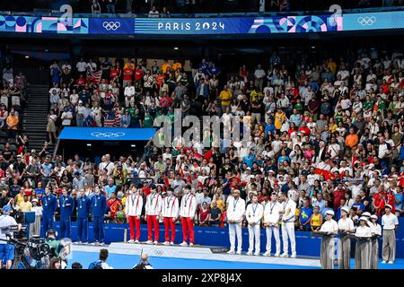 Paris, Frankreich. August 2024. Athleten des Teams Vereinigte Staaten von Amerika, Silber, Athleten des Teams China, Gold, Athleten des Teams Frankreich, Bronze nehmen an der Medaillenzeremonie des schwimmenden 4x100 m Medley Relay Men Finales während der Olympischen Spiele 2024 in Paris (Frankreich) am 4. August 2024 Teil. Quelle: Insidefoto di andrea staccioli/Alamy Live News Stockfoto