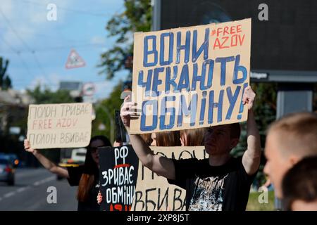 Während der Kundgebung drängte ein AktivistInnen am 4. August 2024 in Kiew, Ukraine, die ukrainische Soldaten der Mariupol-Garnison aus russischer Gefangenschaft zurückkehrten. (Foto: Aleksandr Gusev / SOPA Images/SIPA USA) Stockfoto