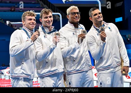 Paris, Frankreich. August 2024. Athleten des französischen Teams zeigen die Bronzemedaille, nachdem sie am 4. August 2024 im Medley Relay Men Final im Schwimmen im 4x100 m hohen Medley Relay Men Final während der Olympischen Spiele 2024 in der La Defense Arena in Paris (Frankreich) teilgenommen haben. Quelle: Insidefoto di andrea staccioli/Alamy Live News Stockfoto