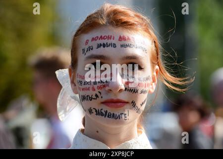 Porträt eines Mädchens mit Inschriften während der Kundgebung, die die Rückkehr ukrainischer Soldaten der Mariupol-Garnison aus russischer Gefangenschaft am 4. August 2024 in Kiew, Ukraine forderte. (Foto: Aleksandr Gusev / SOPA Images/SIPA USA) Stockfoto