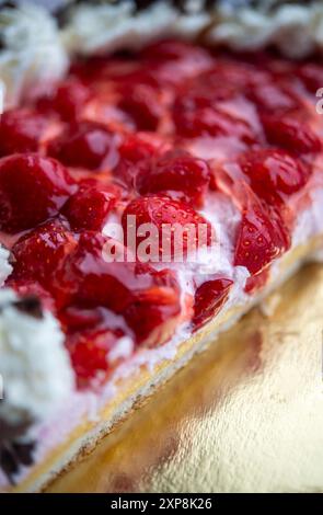 Detail eines Erdbeeren-Sahne-Kuchens Stockfoto