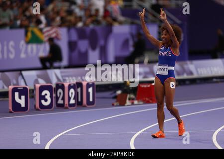 Paris, Frankreich. August 2024. Julien Mattia/Le Pictorium - Leichtathletik - Halbfinale der Frauen über 800 m - Paris 2024 - 04/08/2024 - Frankreich/seine Saint Denis/Paris - die französische Renelle Lamote qualifiziert sich für das 800-m-Finale bei den Olympischen Spielen in Paris, Stade de France, 4. August 2024. Quelle: LE PICTORIUM/Alamy Live News Stockfoto
