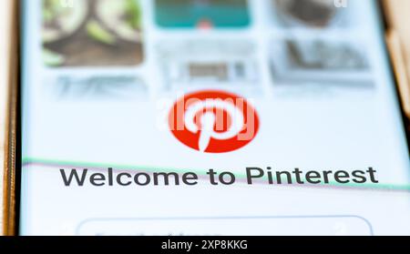 London. UK- 07.28.2024.die Willkommensseite der amerikanischen Social-Media-App Pinterest auf dem Bildschirm eines Mobiltelefons. Stockfoto