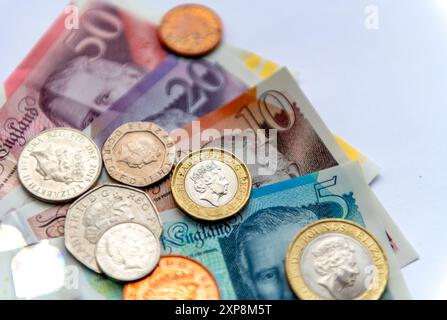 Die gesamte Auswahl der physischen Währung des Pfund Sterling in Papierscheine und Metallmünzen isoliert auf weißem Hintergrund. Stockfoto