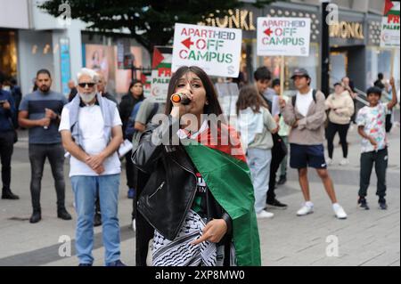 Birmingham, England. August 2024. Ein Unterstützer der palästinensischen Rechte sprach bei der Demonstration ÕStop the Far RightÕ, die als Reaktion auf die rechtsextreme nationale Mobilisierung organisiert wurde, die gewaltsam muslimische Gemeinschaften, ihre Gotteshäuser und Asylsuchende in ihren temporären Hotelunterkünften in Erwartung des Ergebnisses ihrer Fälle ins Visier nahm. ts für ihren Tod. Die Demonstration ÕStop The Far RightÕ fand außerhalb von Barclays statt. Kevin Hayes/Alamy Live News Stockfoto