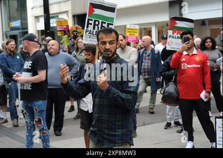 Birmingham, England. August 2024. Ein Unterstützer der palästinensischen Rechte sprach bei der Demonstration ÕStop the Far RightÕ, die als Reaktion auf die rechtsextreme nationale Mobilisierung organisiert wurde, die gewaltsam muslimische Gemeinschaften, ihre Gotteshäuser und Asylsuchende in ihren temporären Hotelunterkünften in Erwartung des Ergebnisses ihrer Fälle ins Visier nahm. ts für ihren Tod. Die Demonstration ÕStop The Far RightÕ fand außerhalb von Barclays statt. Kevin Hayes/Alamy Live News Stockfoto