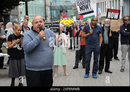 Birmingham, England. August 2024. Kamel Hawwash, Mitglied der palästinensischen Solidaritätskampagne, sprach bei der Demonstration ÕStop the Far RightÕ, die als Reaktion auf die rechtsextreme nationale Mobilisierung organisiert wurde, die gewaltsam muslimische Gemeinschaften, ihre Gotteshäuser und Asylsuchende in ihren temporären Hotelunterkünften, die auf den Ausgang ihrer Fälle warteten. ts für ihren Tod. Die ÕStop The Far RightÕ Demonstration t Credit: Kevin Hayes/Alamy Live News Stockfoto