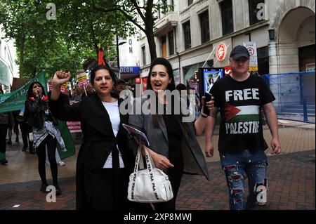 Birmingham, England. August 2024. Unterstützer der Demonstration ÕStop Far RightÕ, die durch das Stadtzentrum marschiert. Der Protest wurde als Reaktion auf die rechtsextreme nationale Mobilisierung organisiert, die gewaltsam muslimische Gemeinschaften, ihre Gotteshäuser und Asylbewerber in ihren temporären Hotelunterkünften in Erwartung des Ergebnisses ihrer Fälle ins Visier nahm. ts für ihren Tod. Die Demonstration ÕStop The Far RightÕ wurde mit Kevin Hayes/Alamy Live News ausgezeichnet Stockfoto