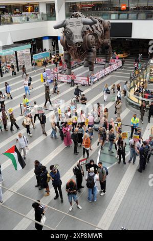 Birmingham, England. August 2024. Anhänger des ÕStop-Far-RightÕ-Protestes halten eine spontane Demonstration auf dem Vorplatz des Hauptbahnhofs Birmingham Grand Central ab. Die Demonstration ÕStop Far RightÕ, die als Reaktion auf die rechtsextreme nationale Mobilisierung organisiert wurde, die gewaltsam muslimische Gemeinschaften, ihre Gotteshäuser und Asylbewerber in ihren temporären Hotelunterkünften in Erwartung des Ergebnisses ihrer Fälle anvisierte. Quelle: Kevin Hayes/Alamy Live News Stockfoto