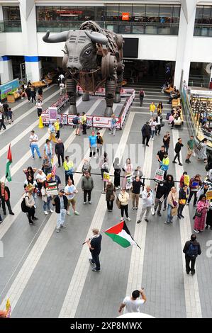 Birmingham, England. August 2024. Anhänger des ÕStop-Far-RightÕ-Protestes halten eine spontane Demonstration auf dem Vorplatz des Hauptbahnhofs Birmingham Grand Central ab. Die Demonstration ÕStop Far RightÕ, die als Reaktion auf die rechtsextreme nationale Mobilisierung organisiert wurde, die gewaltsam muslimische Gemeinschaften, ihre Gotteshäuser und Asylbewerber in ihren temporären Hotelunterkünften in Erwartung des Ergebnisses ihrer Fälle anvisierte. Quelle: Kevin Hayes/Alamy Live News Stockfoto