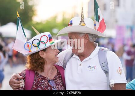 4. August 2024, Frankreich, Paris: Olympia, Paris 2024, zwei Fans aus Mexiko tragen olympische Merchandise und lachen sich gegenseitig aus. Foto: Marcus Brandt/dpa Stockfoto