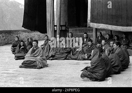 Mönche im Drigung Kloster in Zentraltibet beten für die Toten an diesem Himmelsbegräbnisort - Tibet 1995 Stockfoto