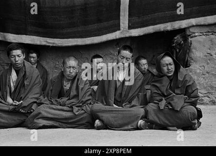 Mönche im Drigung Kloster in Zentraltibet beten für die Toten an diesem Himmelsbegräbnisort - Tibet 1995 Stockfoto