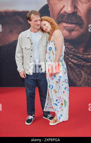 Marleen Lohse mit Mann Max Montgomery - Deutschlandpremiere des Films HORIZON im Zoo Palast in Berlin am 08.04.2024. Deutschlandpremiere HORIZON *** Marleen Lohse mit Ehemann Max Montgomery Deutsche Premiere des Films HORIZONT im Zoo Palast in Berlin am 08 04 2024 Deutsche Premiere HORIZON Stockfoto