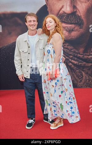Marleen Lohse mit Mann Max Montgomery - Deutschlandpremiere des Films HORIZON im Zoo Palast in Berlin am 08.04.2024. Deutschlandpremiere HORIZON *** Marleen Lohse mit Ehemann Max Montgomery Deutsche Premiere des Films HORIZONT im Zoo Palast in Berlin am 08 04 2024 Deutsche Premiere HORIZON Stockfoto