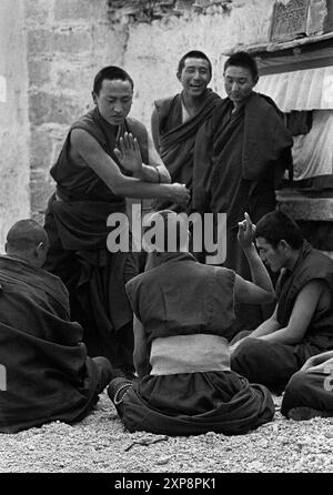 Mönche im Kloster Sera üben ihre Debattierfähigkeiten aus – Tibet 1995 Stockfoto