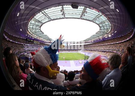 Paris, Frankreich. August 2024. Zuschauer sehen das 800-m-Halbfinale der Leichtathletik-Frauen bei den Olympischen Spielen 2024 in Paris, Frankreich, 4. August 2024. Quelle: Li Jing/Xinhua/Alamy Live News Stockfoto