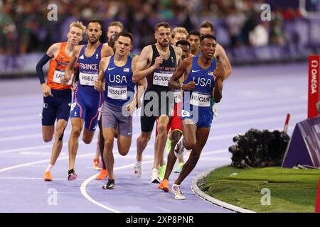 Paris, Frankreich. August 2024. Julien Mattia/Le Pictorium - Leichtathletik - Halbfinale der Herren 1500 m - Paris 2024 - 04/08/2024 - Frankreich/seine Saint Denis/Paris - Halbfinale 1500 m bei den Olympischen Spielen in Paris, Stade de France, 4. August 2024. Quelle: LE PICTORIUM/Alamy Live News Stockfoto