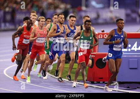 Paris, Frankreich. August 2024. Julien Mattia/Le Pictorium - Leichtathletik - Halbfinale der Herren 1500 m - Paris 2024 - 04/08/2024 - Frankreich/seine Saint Denis/Paris - Halbfinale 1500 m bei den Olympischen Spielen in Paris, Stade de France, 4. August 2024. Quelle: LE PICTORIUM/Alamy Live News Stockfoto