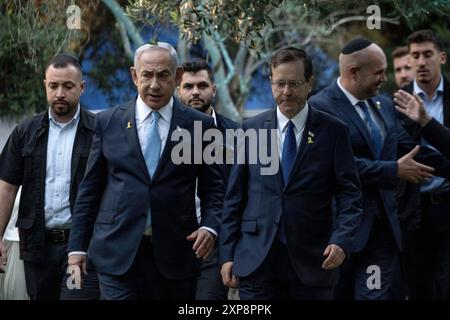 Jerusalem, Israel. August 2024. Der israelische Premierminister Benjamin Netanjahu, links, geht mit Präsident Isaac Herzog, Mitte rechts, an der Gedenkstätte für Ze'EV Jabotinsky, auf dem Militärfriedhof Mount Herzl in Jerusalem, Sonntag, 4. August 2024. Naama Grynbaum, Haaretz Pool Foto/UPI Credit: UPI/Alamy Live News Stockfoto