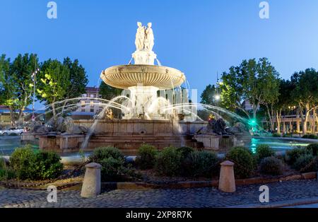 Brunnen De La Rotonde Bei Nacht Aux En Provence Frankreich Stockfoto