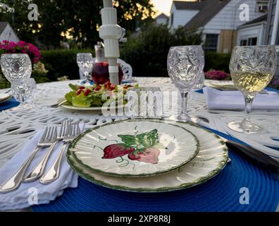 Spring Lake, NJ, USA – 26. Juli 2024. Foto von Kristall und Besteck für ein Sommerabendessen im Freien in Spring Lake, NJ Stockfoto