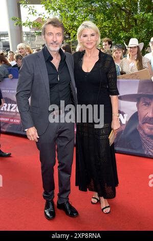 Guido Broscheit und Barbara Klein bei der Deutschlandpremiere des Kinofilms 'Horizon' im Zoo Palast. Berlin, 04.08.2024 Stockfoto