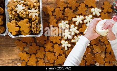 Festliche Lebkuchen-Sandwiches auf rustikalem Holztisch Stockfoto