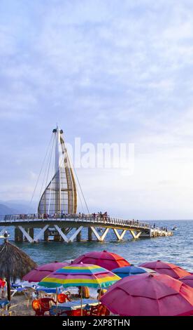 Segelskulpturen und Pier wechseln nachts die Farben – 2013 eröffnet und vom mexikanischen Architekten Jesus Torres Vega entworfen Stockfoto