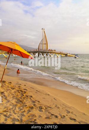 Segelskulpturen und Pier wechseln nachts die Farben – 2013 eröffnet und vom mexikanischen Architekten Jesus Torres Vega entworfen Stockfoto