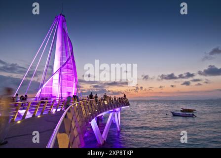 Segelskulpturen und Pier wechseln nachts die Farben – 2013 eröffnet und vom mexikanischen Architekten Jesus Torres Vega entworfen Stockfoto