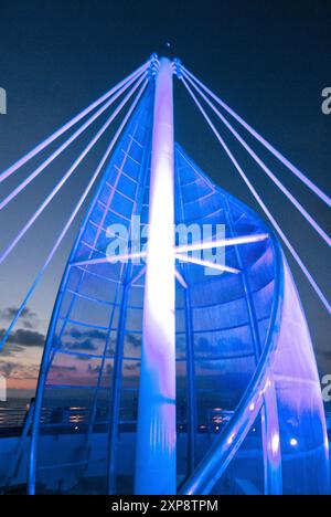 Segelskulpturen und Pier wechseln nachts die Farben – 2013 eröffnet und vom mexikanischen Architekten Jesus Torres Vega entworfen Stockfoto